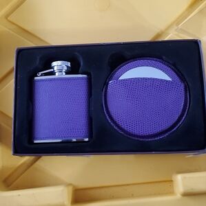 Flask and Compact Papyrus